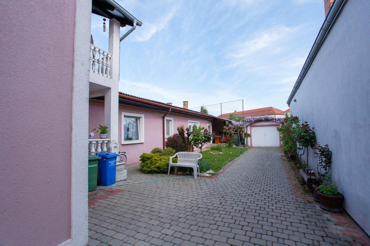 Apartman Ksenija Ðakovo Eksteriør billede
